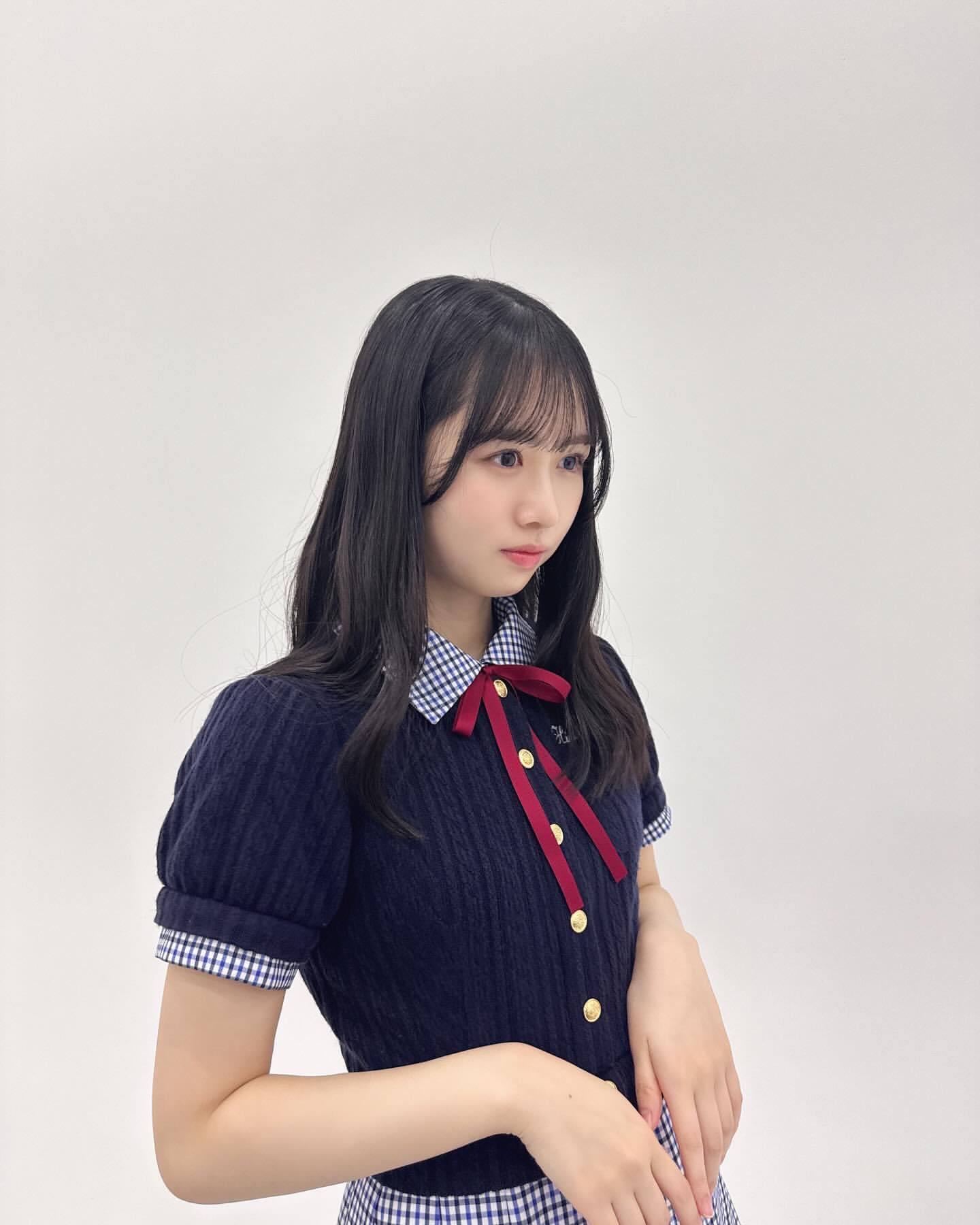 上村ひなの🧋「上村さん、どういう感情なの、？新制服です。ネイビー好きなの
