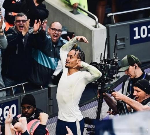 热刺在本轮英超主场遭布莱顿2-2补时绝平，哈维·西蒙斯本场比赛表现出色贡献传射。