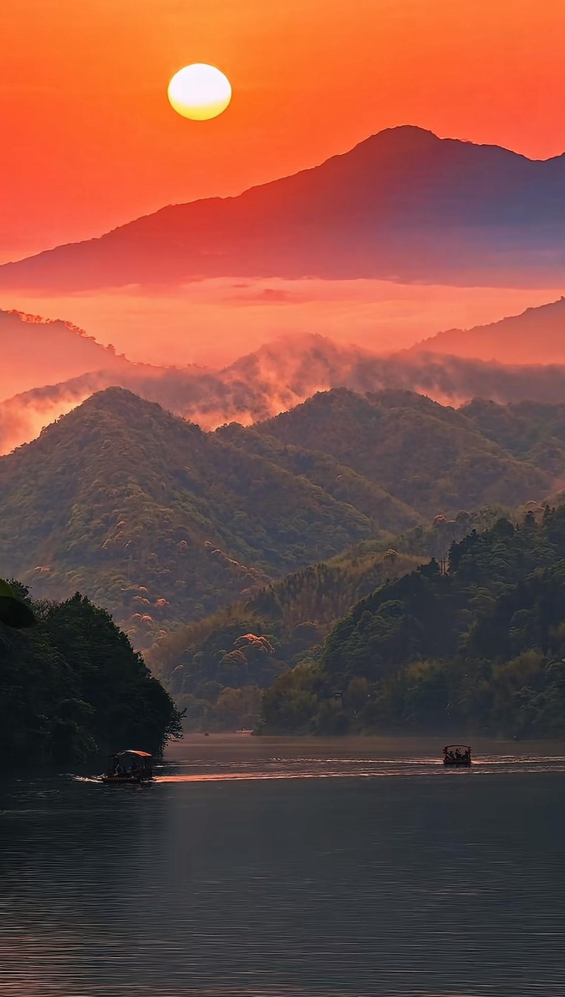 红日当空，沁染群山。