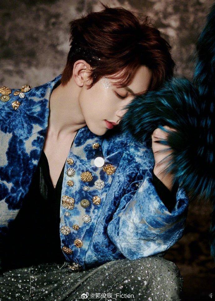 郭俊辰你真没把我当外人郭俊辰 这造型风格真的很大胆 看得人眼前一亮深V衣领搭配猫
