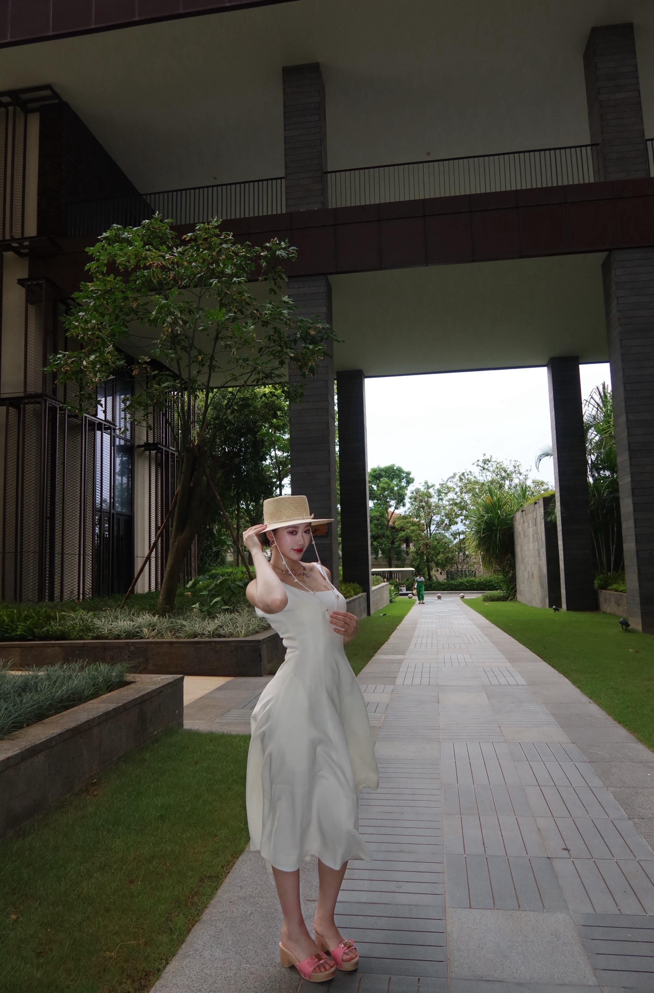 她从小就按照乖乖女的样子长大 活得过于教条 导致格外欣赏自由野性的东西