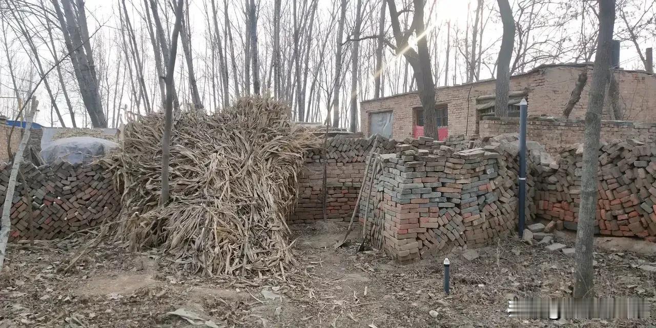 干活的人都去世了，工程款还没有拿到。一直有个疑问，没钱为什么要建呢？这放到市场中