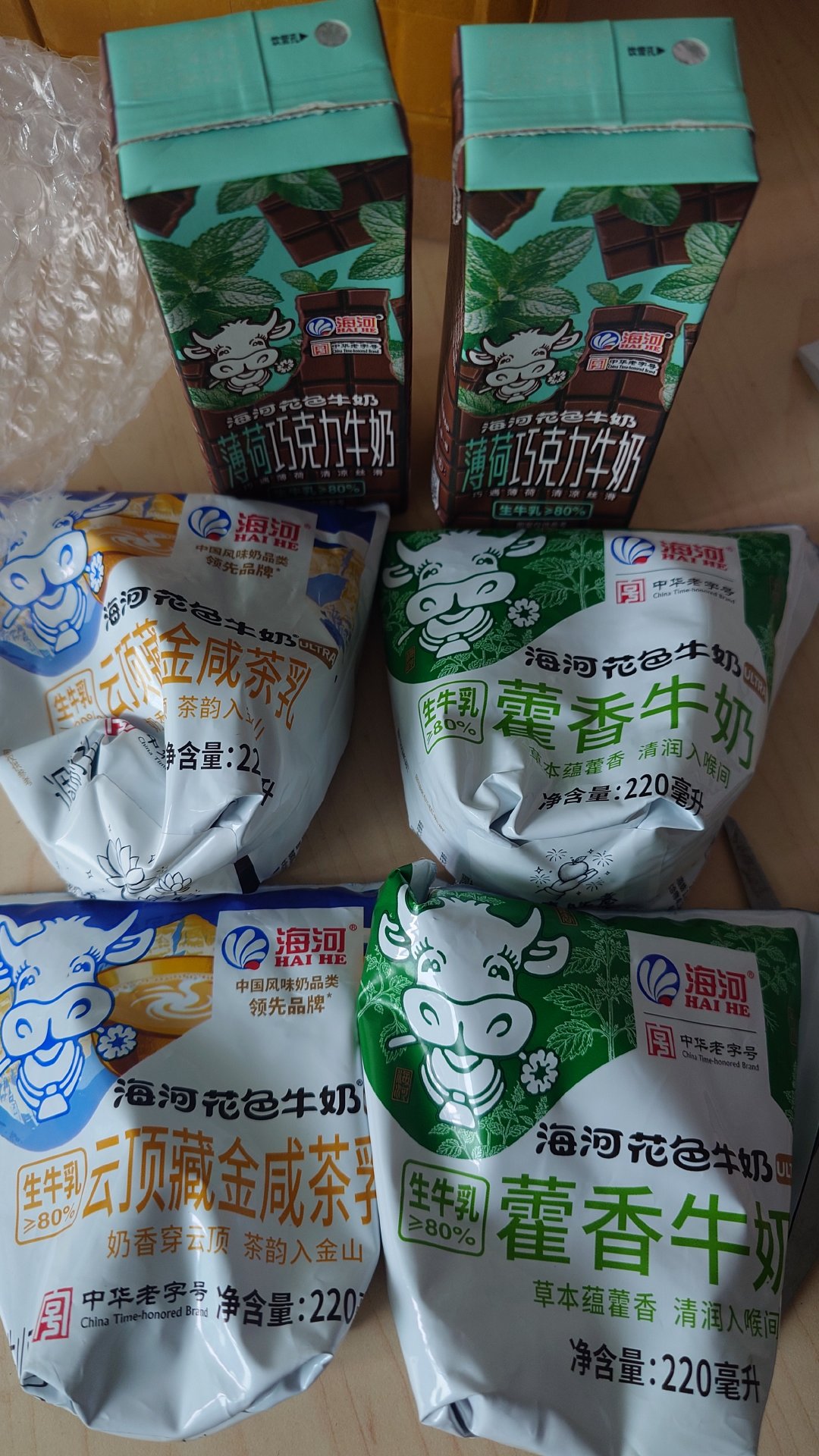 拼好奶凑了几款，到手居然是温热的吓坏我了放冰箱晚点试试 