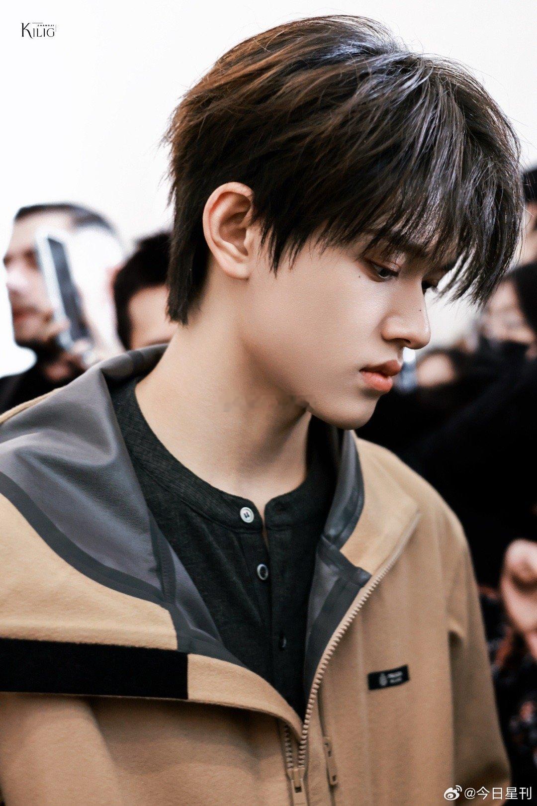 张极冷脸帅张极帅出AI提示标 张极这套图帅得太超过了，冷着脸往那一站直接帅出AI