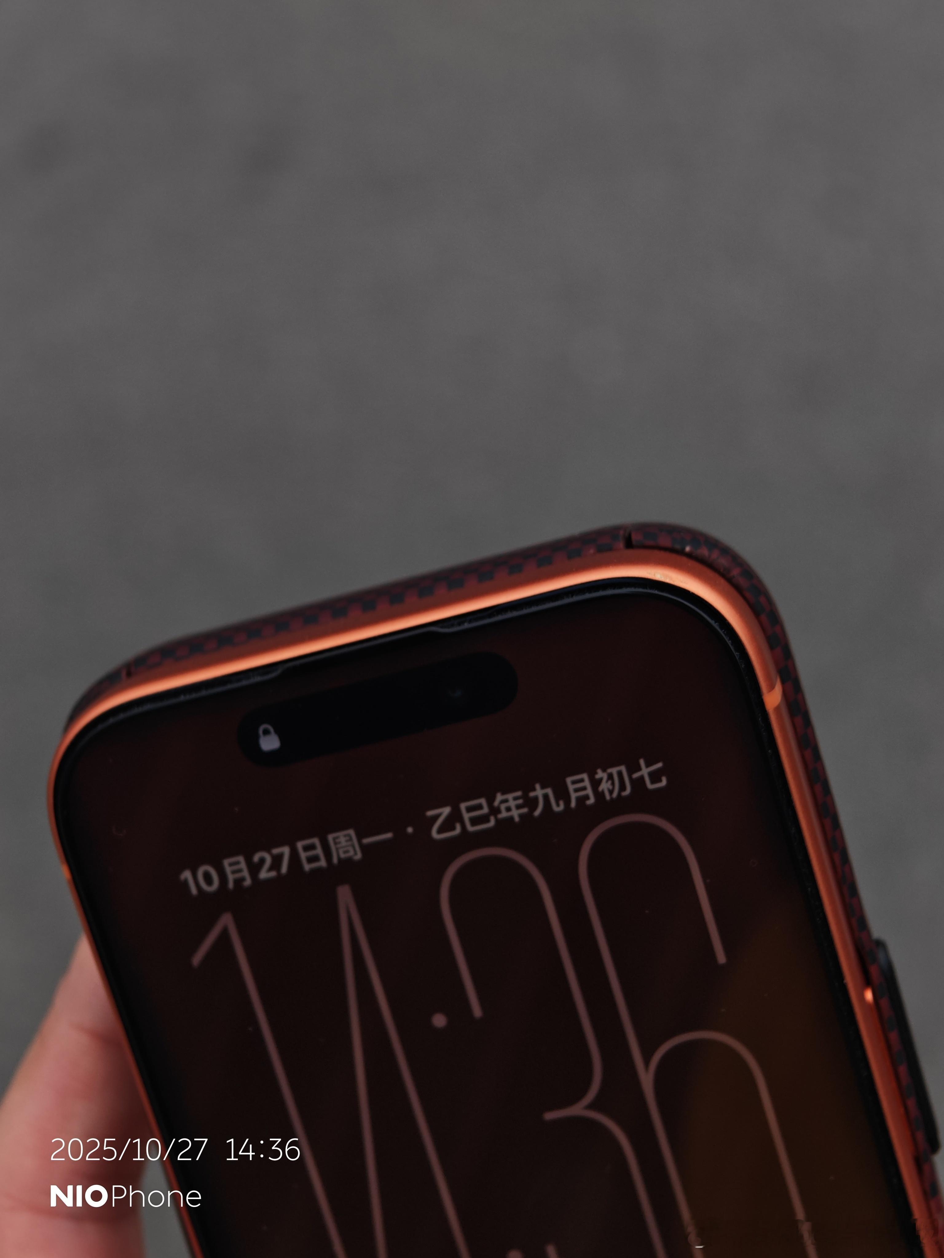 真服了…今天带着壳摔了一下，直接一个坑iPhone 17 Pro你能不能结实点[