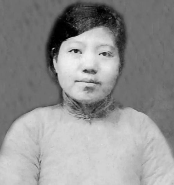 1948年，李青林被捕，特务见她不承认身份，就叫来一个叛徒指认她，看到叛徒时，李