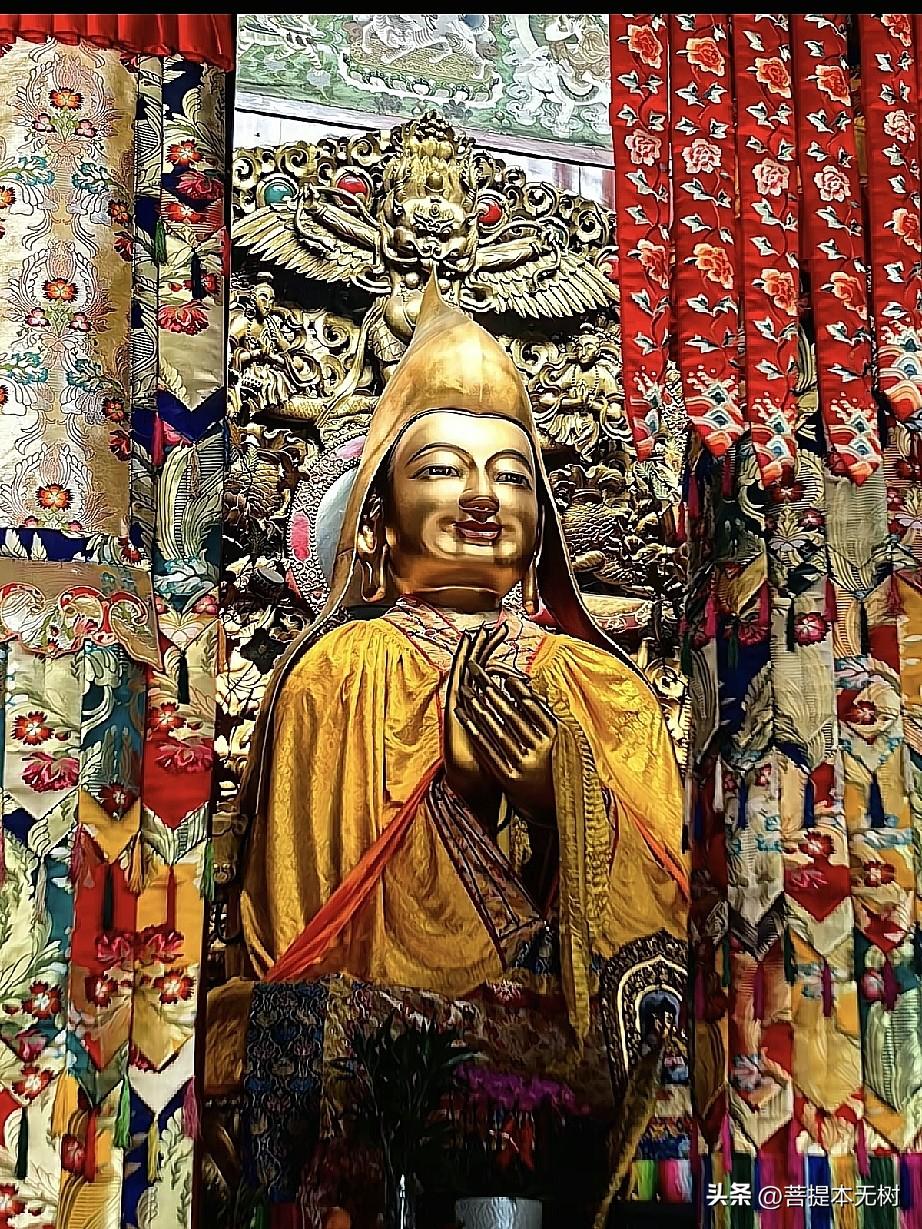 雍和宫法轮殿宗喀巴大师，黄教精神核心
 
这尊金身造像，是雍和宫法轮殿的核心圣像