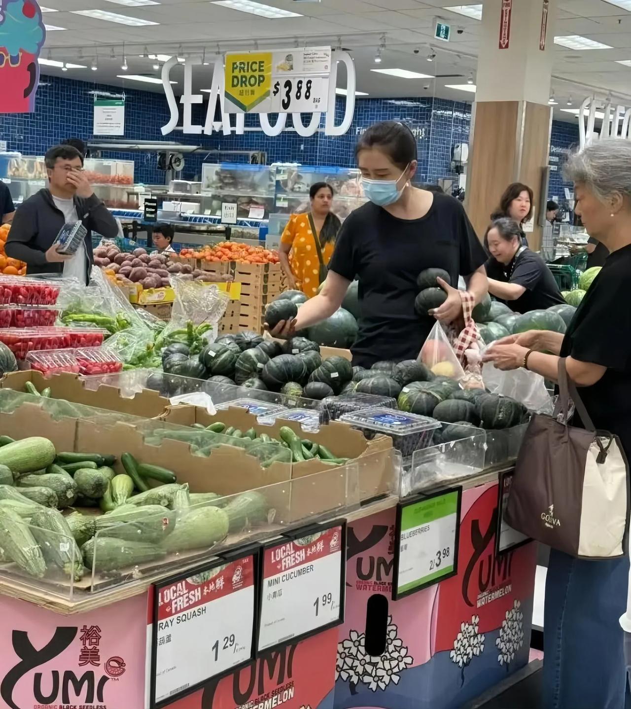网友温哥华偶遇王祖贤


不说是温哥华，我以为是上海的城超，几乎都是华裔！

王