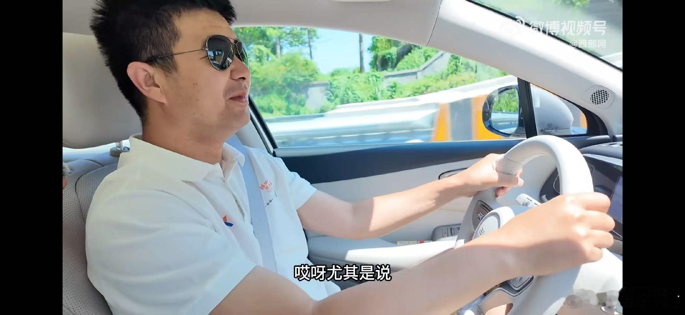 暑假快结束了我爸还在出差丝路迢迢，人在远方出差，爸爸的心，始终向着等候他的家人 