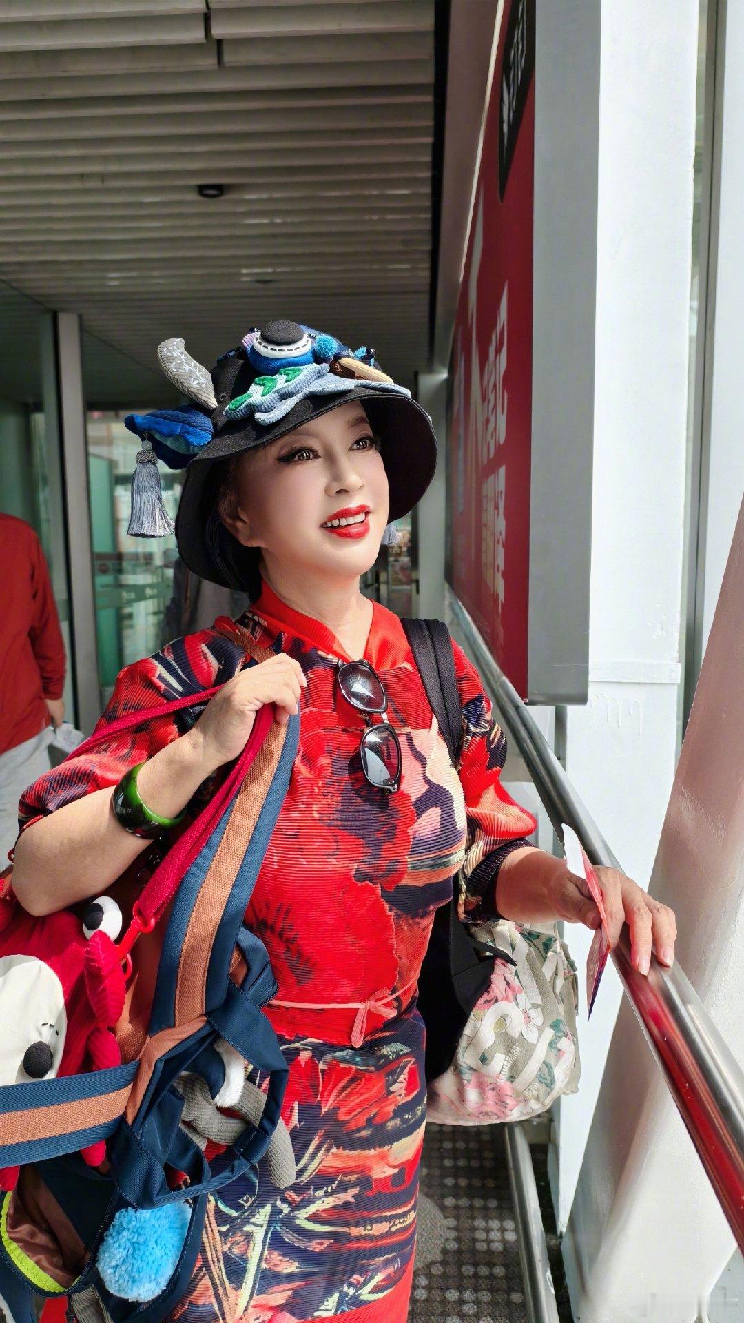 房主任佩服刘晓庆有旺盛的生命力房主任欣赏刘晓庆，哪怕经历低谷，依旧能带着力量重新