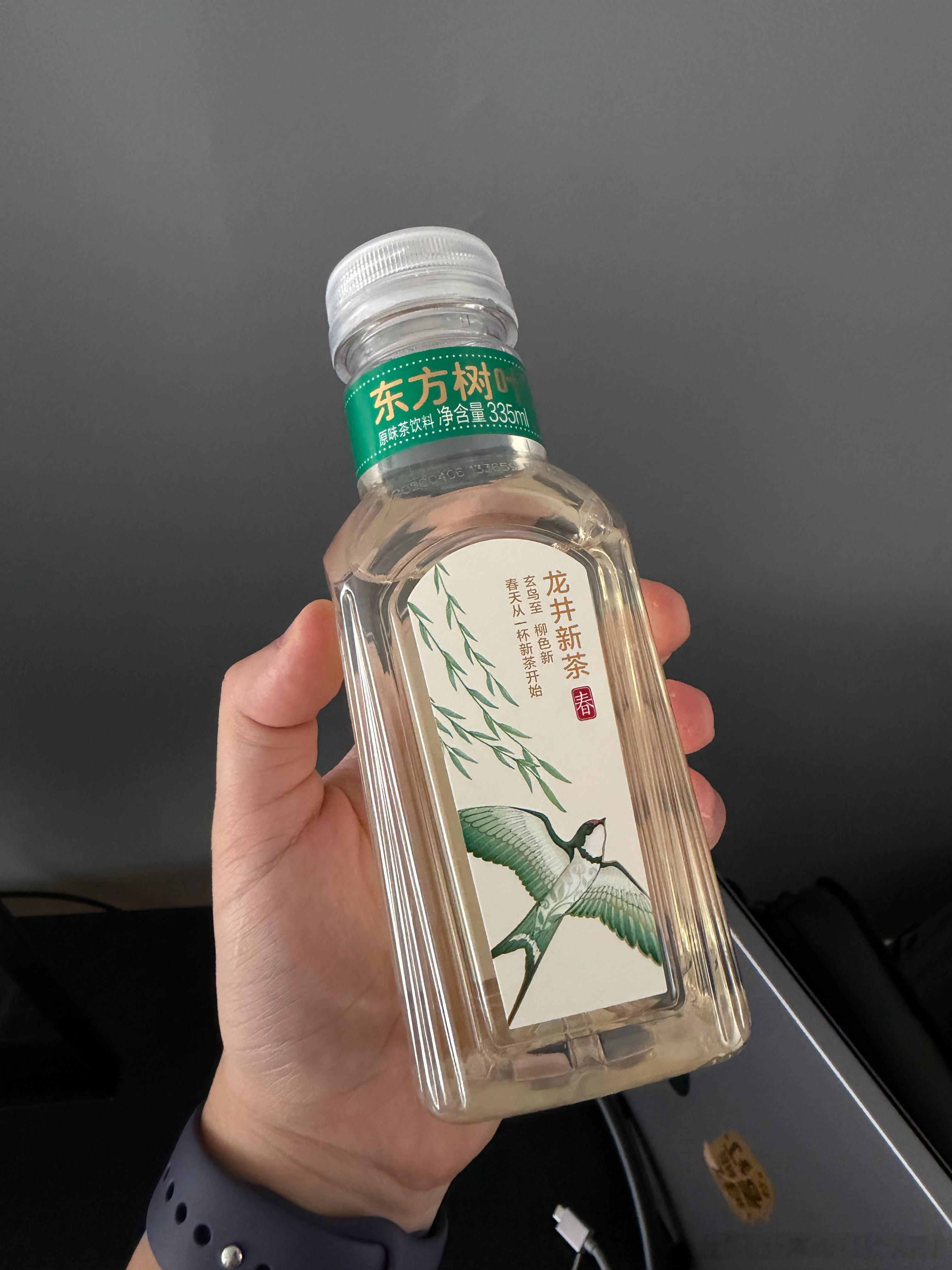 东方树叶龙井新茶，前几天坐朋友车的时候蹭喝了一瓶感觉不错，自己买了一箱没想到这么