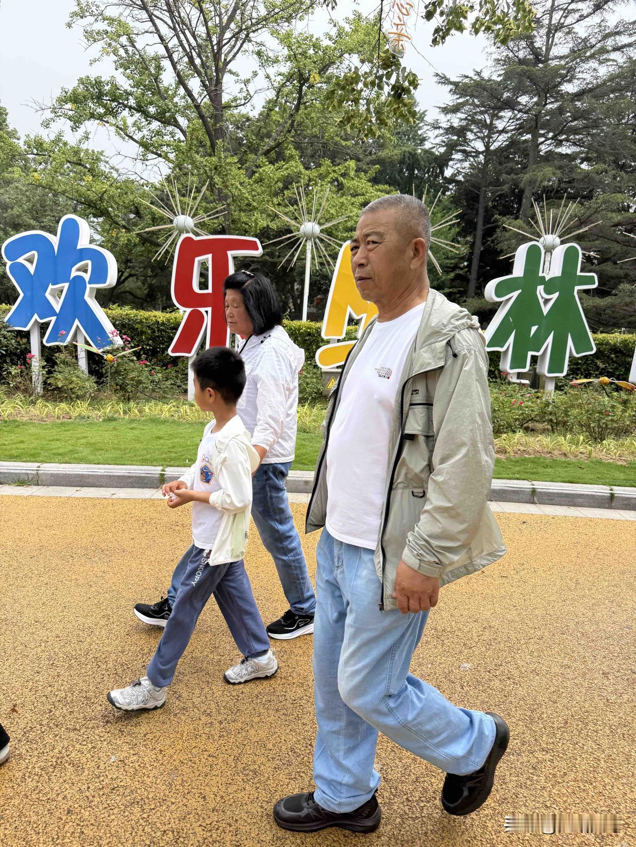我们昨天上午9点一行6人来到宝宝学校他妈妈陪他进入学校报到，后来我们就一起来到了