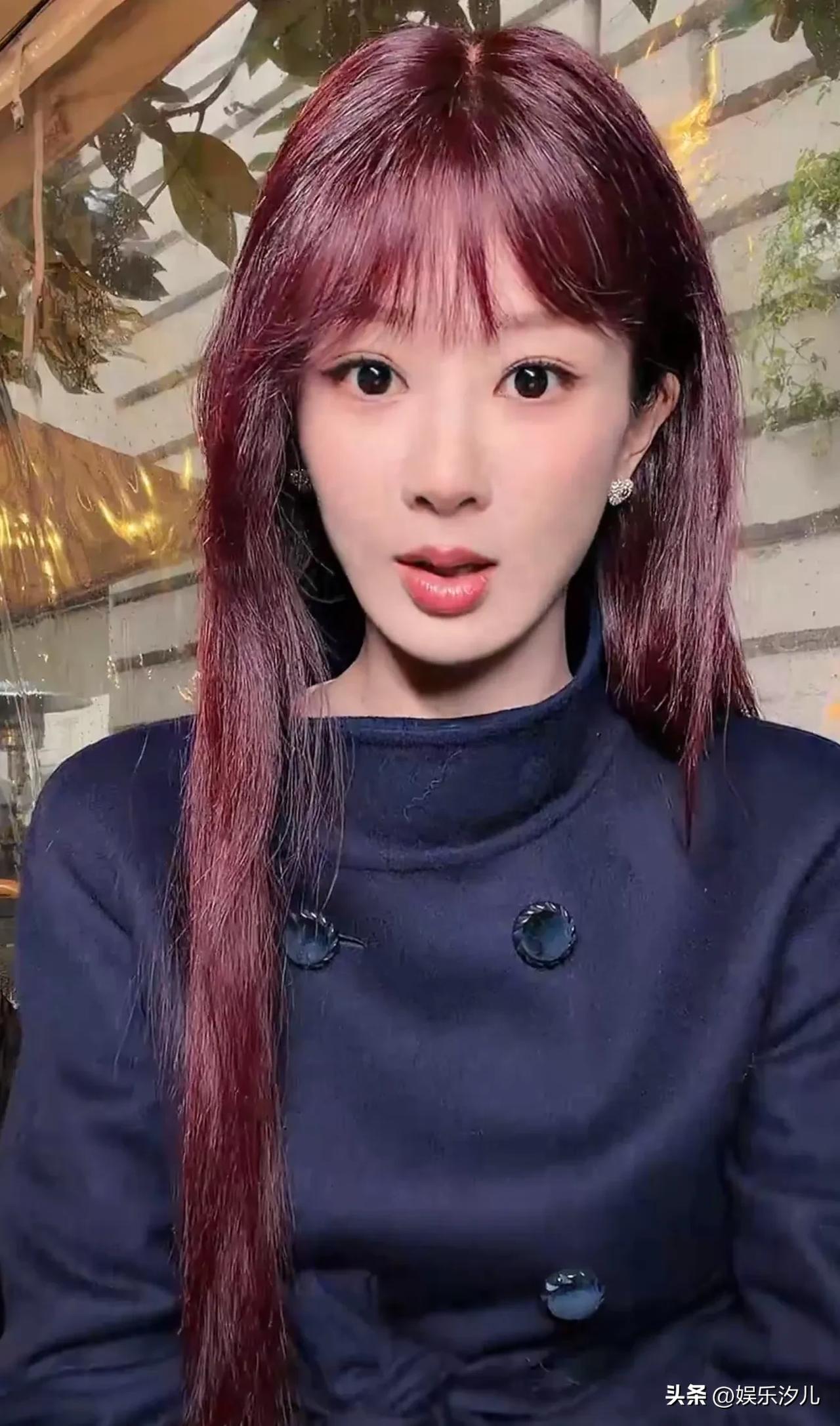 杨紫戴假发
自称大家都喜欢黑发
所以不染发
染发对身体也不好
自称如果要染发喜欢