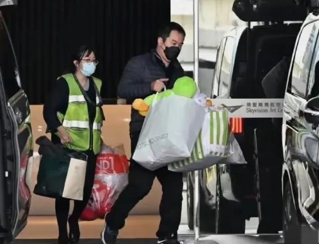 小S把她姐放她家里多好呀！两个孩子那么小天天守着妈妈的骨灰，对孩子心理造成多大的