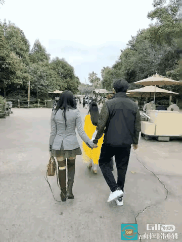 伊能静绝对不是刻意扮嫩，因为伊能静是真嫩。
真的，你不服不行。
伊能静的嫩是自内