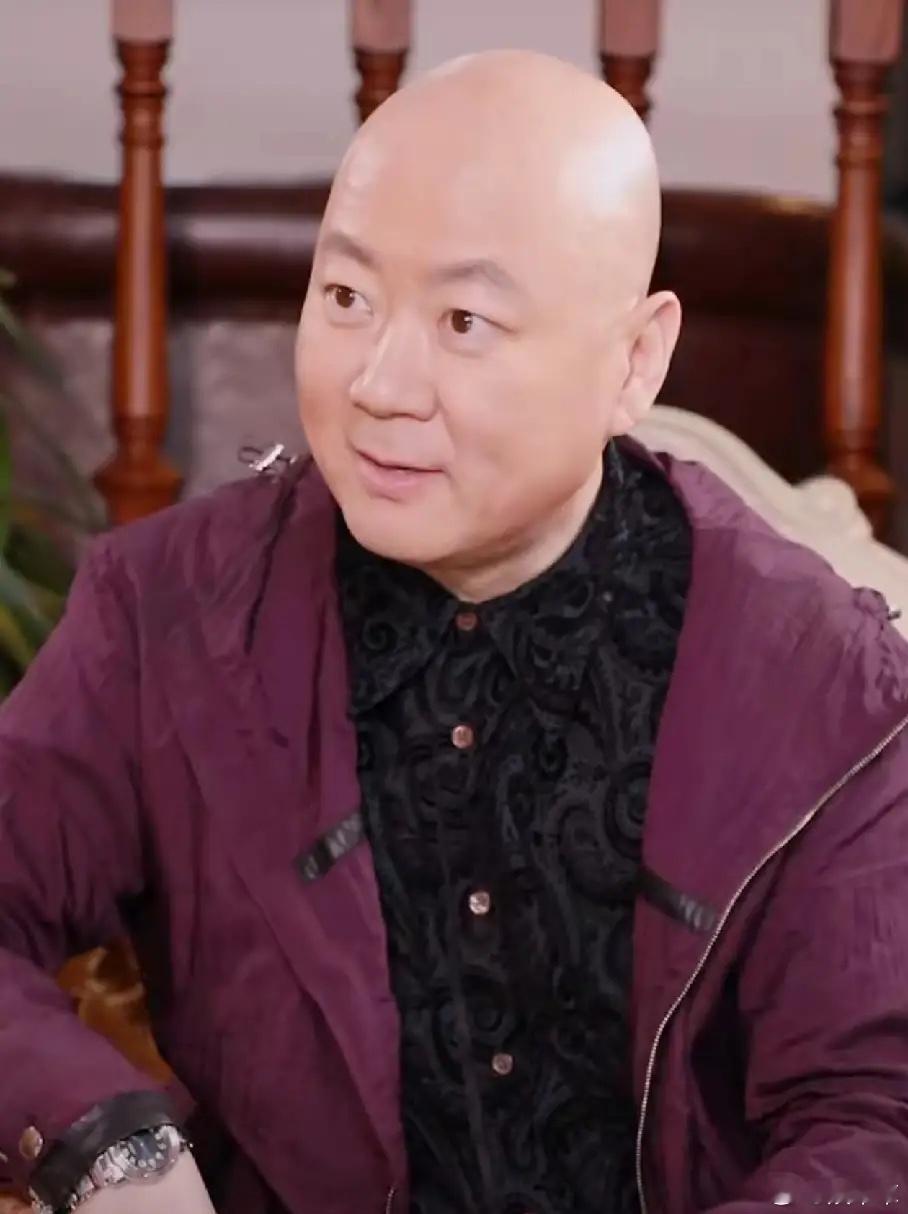 林俊杰官宣恋情，结果郭冬临火了因为网友发现，今年59岁的郭冬临至今未婚，成名这么