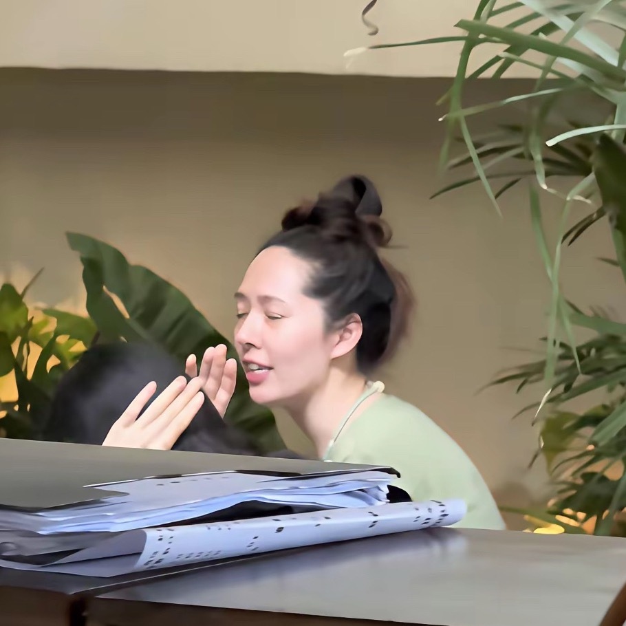 网友在西双版纳偶遇44岁郭碧婷携家人出游，一身绿裙搭配丸子头，穿搭随性朴素，褪去