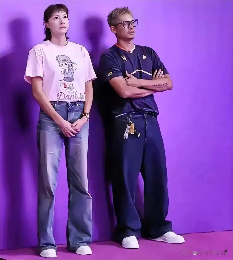 说来真的奇怪，林丹和谢杏芳的同框，每次都忍不住想说点什么，这关系是夫妻吗？在外真