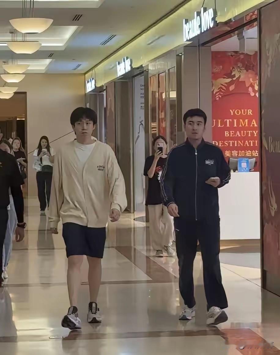 王楚钦赶路去吃饭时，遇到小朋友上前想要签名，他轻声说明要去用餐，礼貌婉拒了请求。