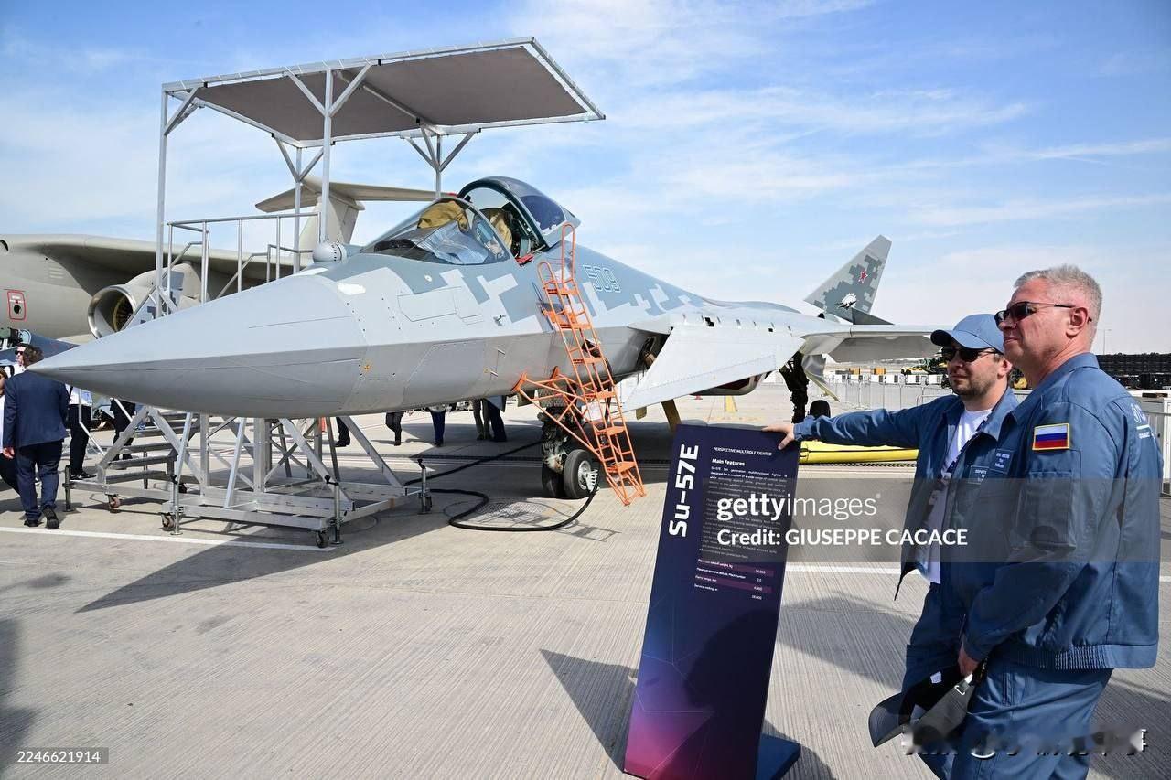 俄罗斯苏-57E（T-50-9）战斗机在2025年迪拜航展进行飞行表演时的画面。