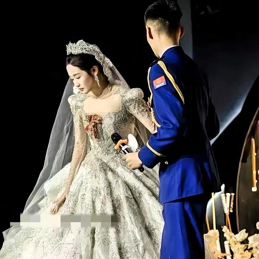 女孩27岁，1米68高，大学校花，
没要车，没要房，没要1分钱彩礼，
嫁给了一条