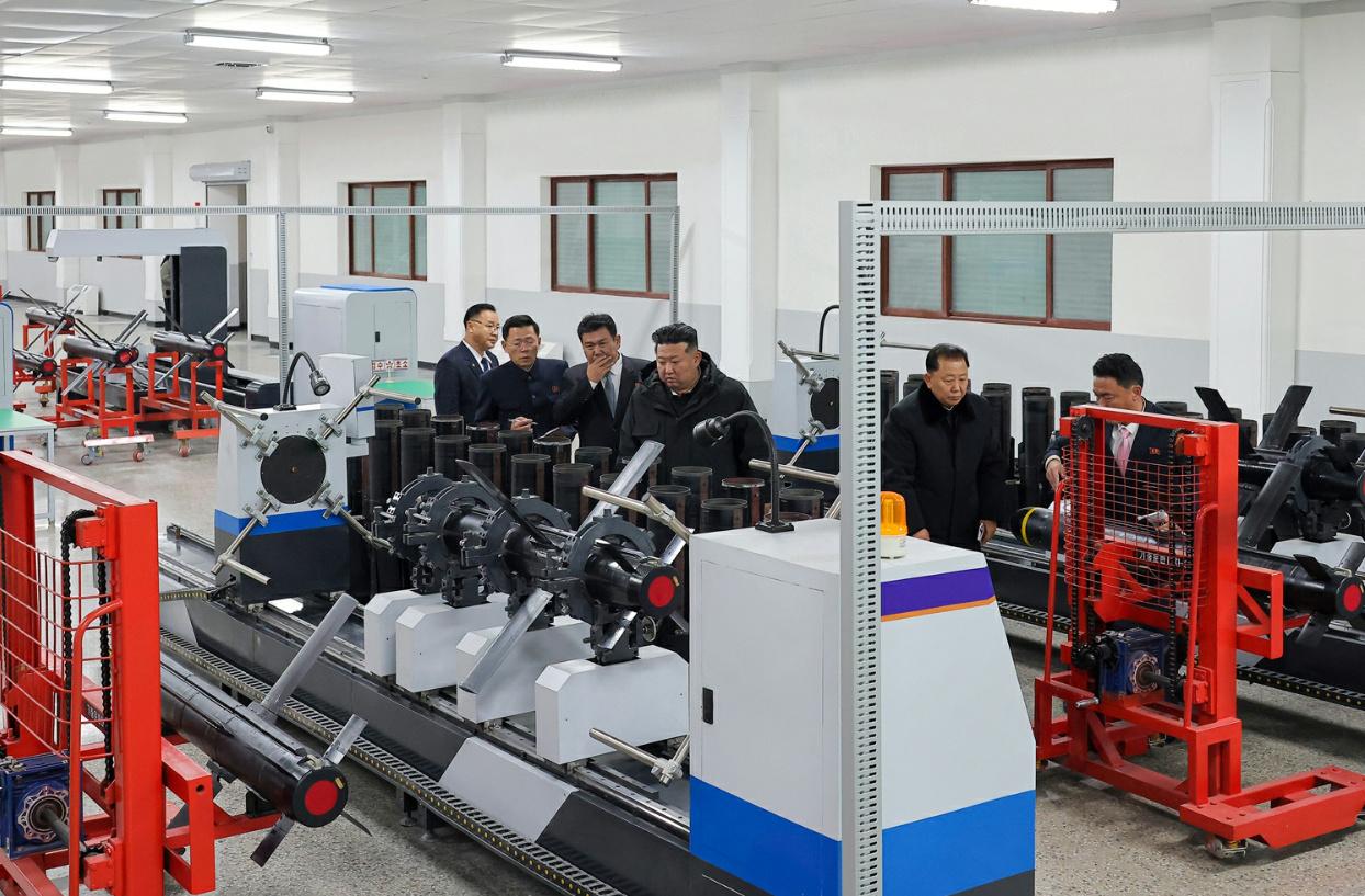 最大射程可达20至25公里，朝鲜展示新型“火鸟-X”图像制导反坦克导弹生产线。