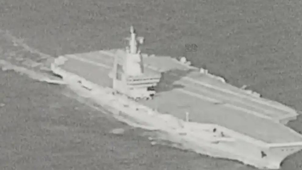 福建舰首次穿越台湾海峡，引发两岸高度关注。台军派出F-16战机携带侦察吊舱“偷拍