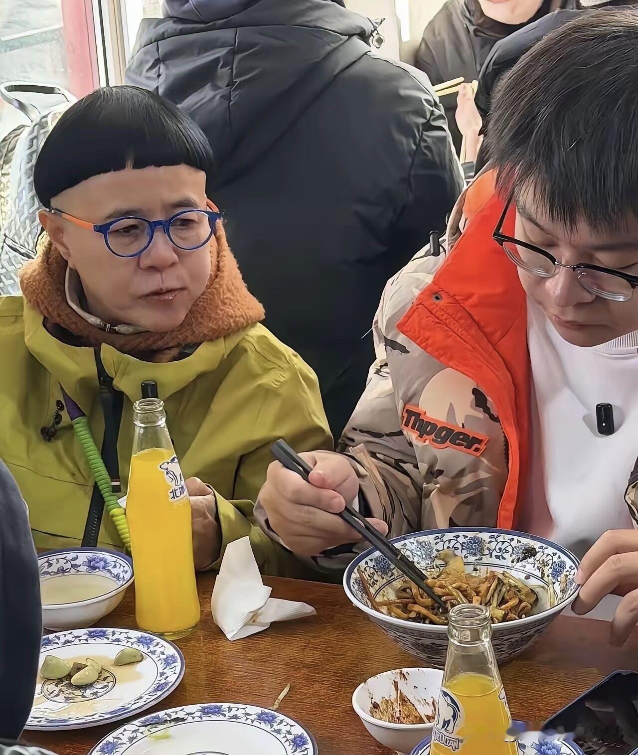 当年王宁咋想的呢，怎么做到可以几十年来一直看着这个发型而不腻的呢？其实年轻的时候