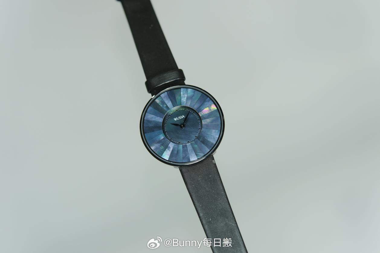 第一次上手的时候就被这个大表盘惊艳到了，盘面面积足够大，所以那些细节也更加明显。