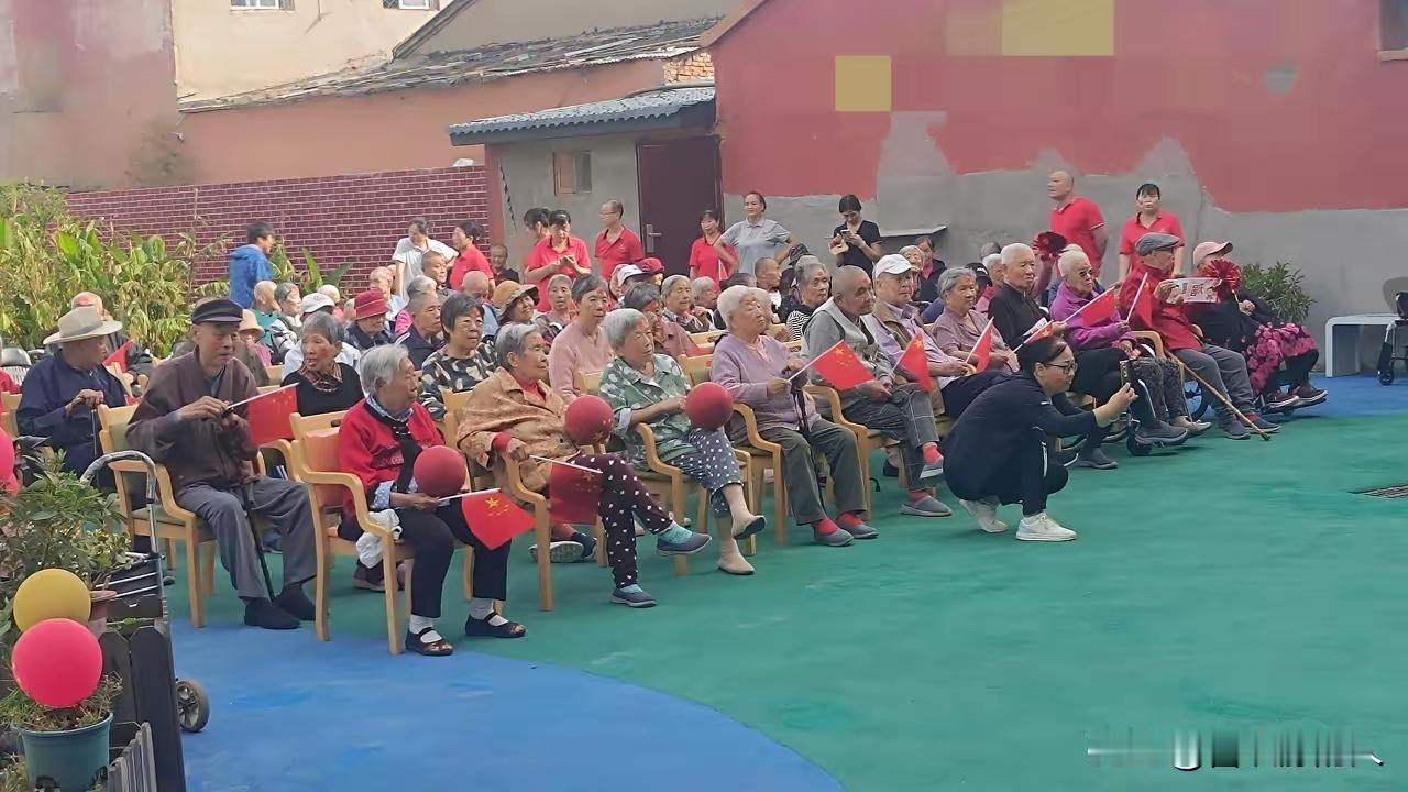 国庆节和中秋节两节到了，我们养老院里的老人，几乎是没有一家儿女把老人接回家去过节