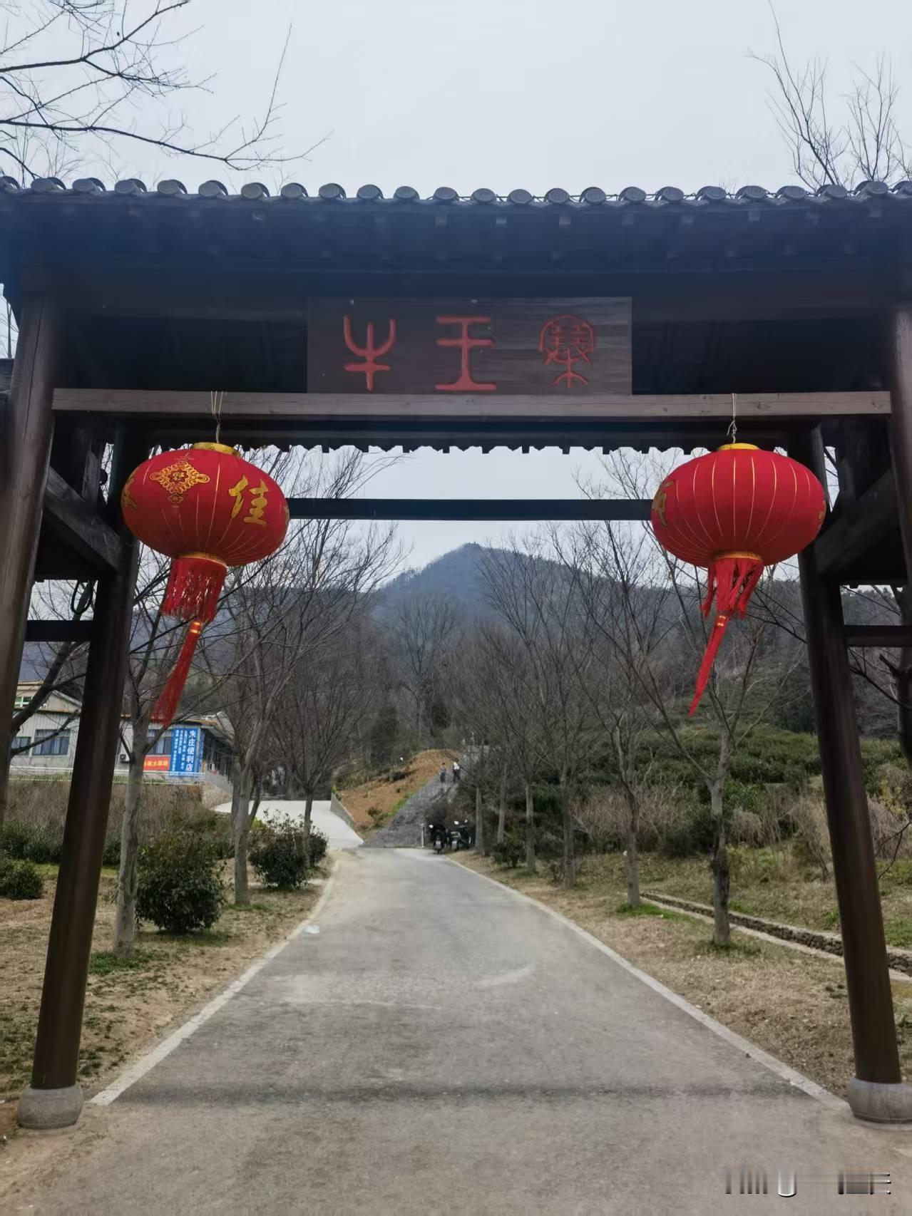 七绝·牛王寨行吟
其一
牛王寨已掩风沙，一夜东风醒物华。
正是一年春好处，许君逐
