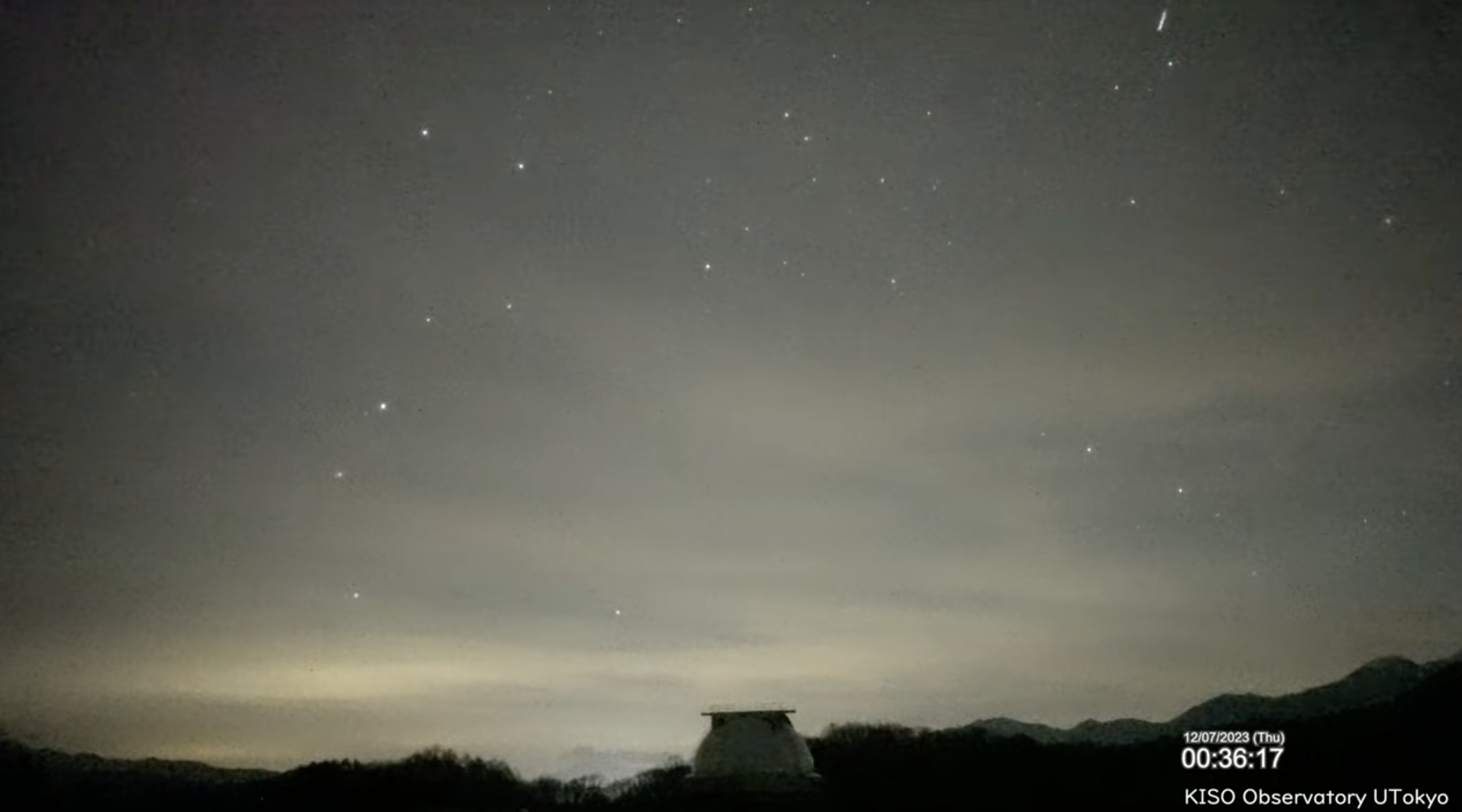 右上角有一颗流星划过，不是很明显，画面来自长野县东京大学木曾天文台！ ​​​
