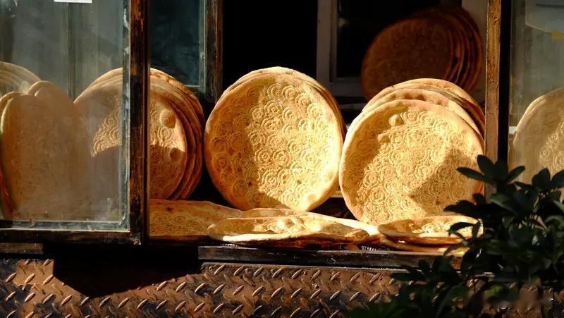 疏勒·敬畏心

词牌解：疏勒古地，班固军营，军纪森严。借边塞之肃穆，言敬畏底线之