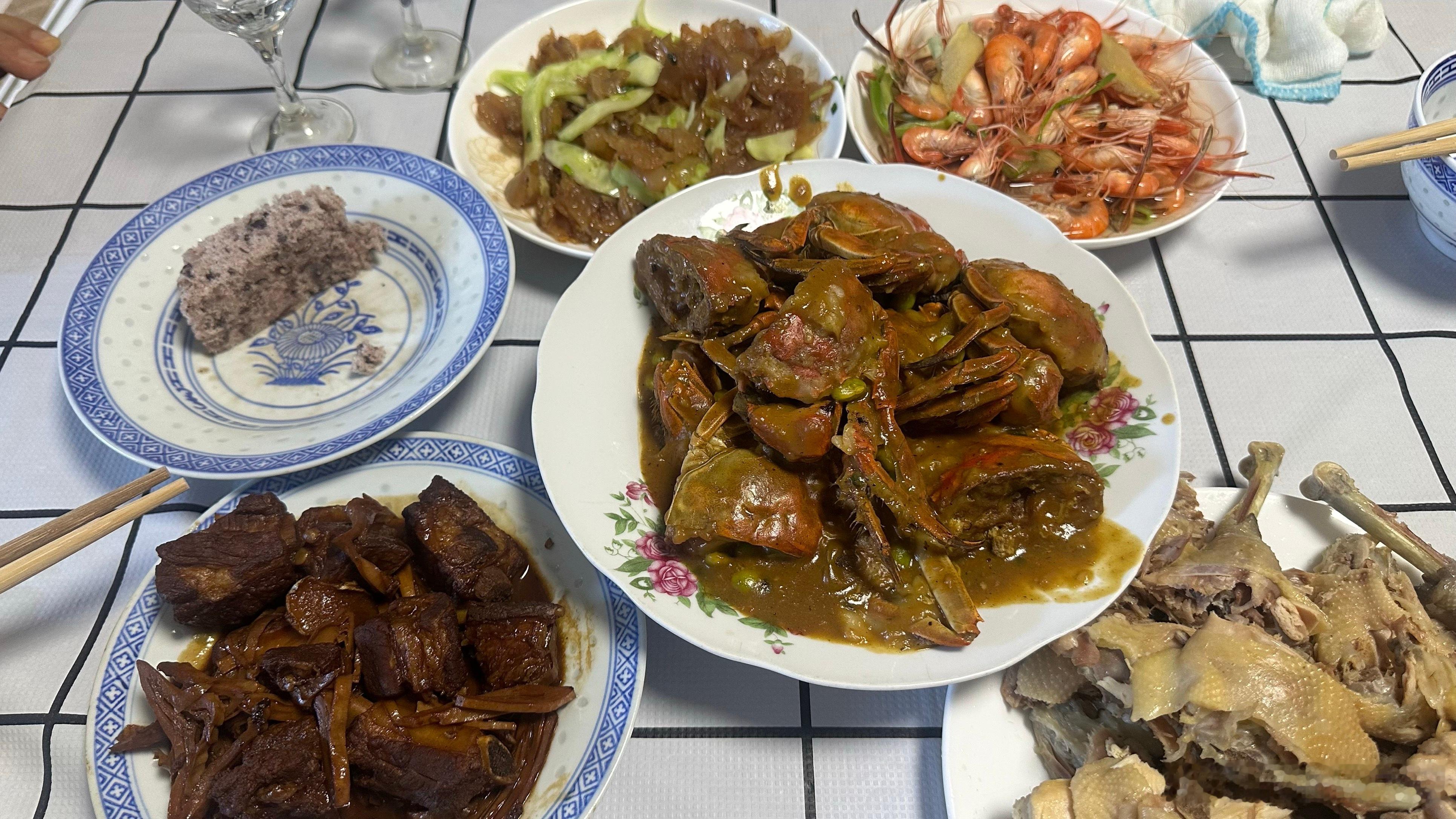 今天去黄钟明大姐家吃饭，她做了很多菜，都是我爱吃的：太湖盐水虾，黑猪籽排烧笋干，
