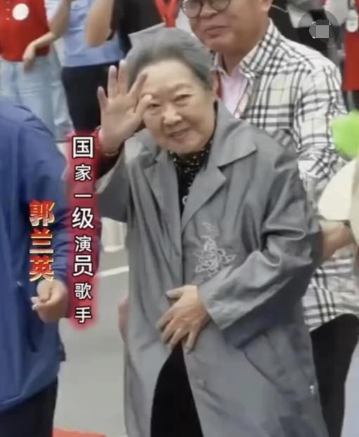 老艺术家郭兰英这状态实在是太好了！95岁高龄，精神矍铄，神采奕奕。短发，着装简单