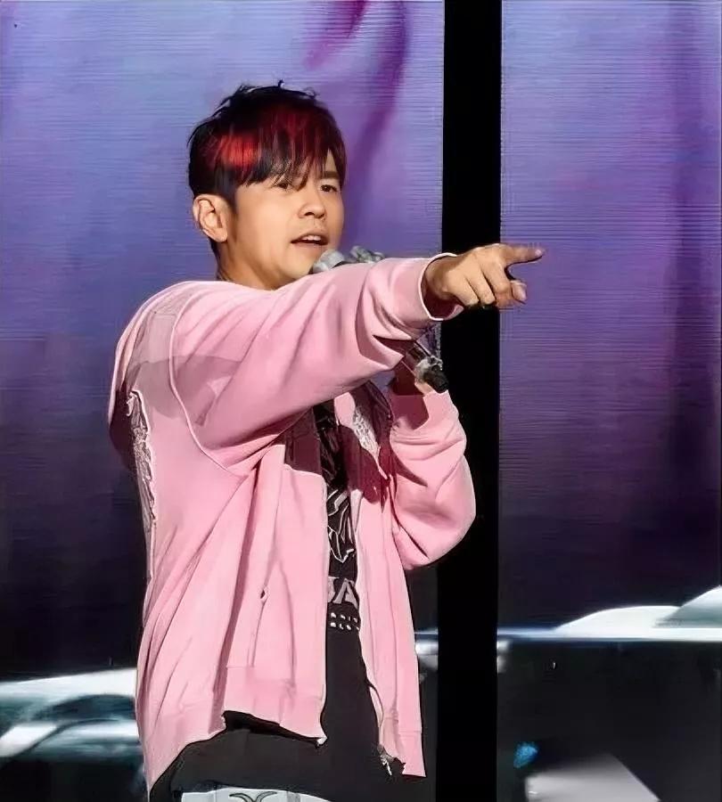 周杰伦变懒了

你发现了吗

演唱会连新歌歌词都背不熟。好多人骂他离开方文山就拉