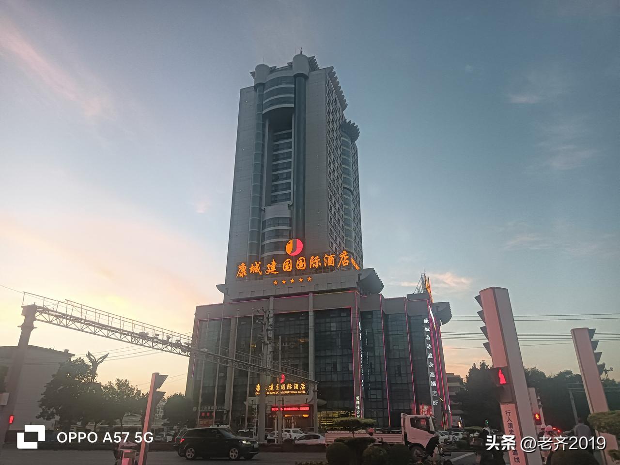 库尔勒市位于塔里木盆地北缘，距离塔克拉玛干大沙漠最近距离七十公里，气候干燥少雨，