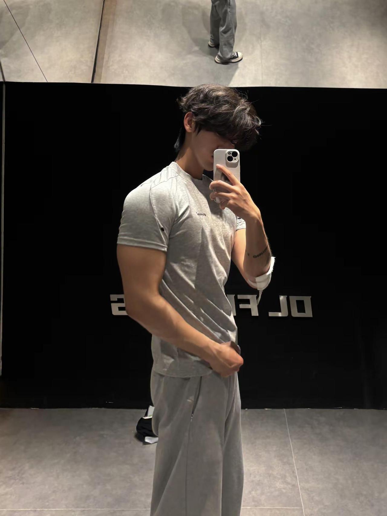 所有人难受。薄肌高壮男