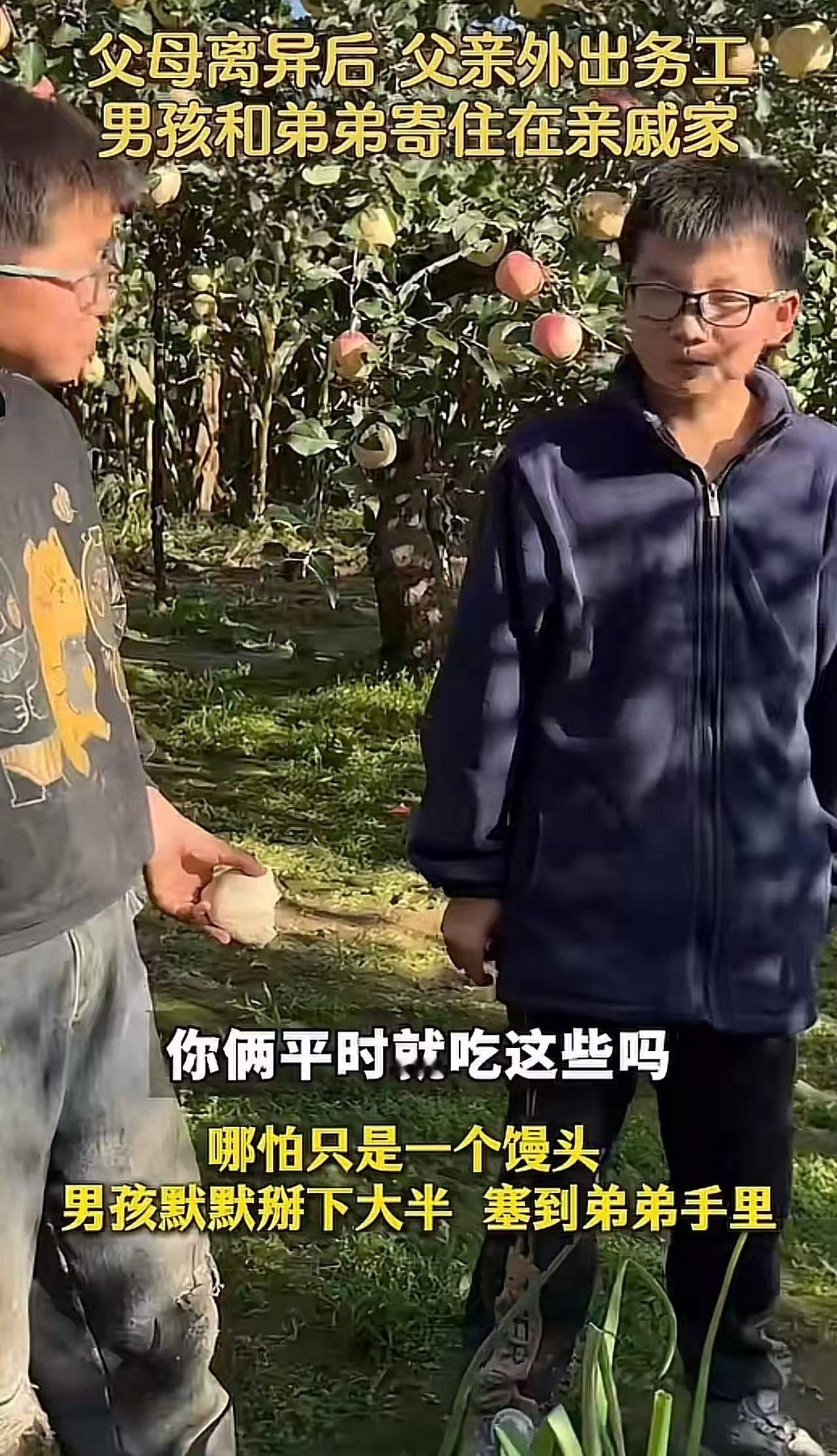 父母离异后，10岁男孩含泪道出心声：妈妈离开是因为我太调皮了
昏暗的灯光下，10