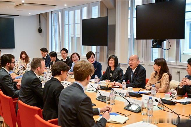 韩国瑜“欧洲求友记”：一边强推7800亿军购，一边高喊“朋友越多越安全”，这逻辑
