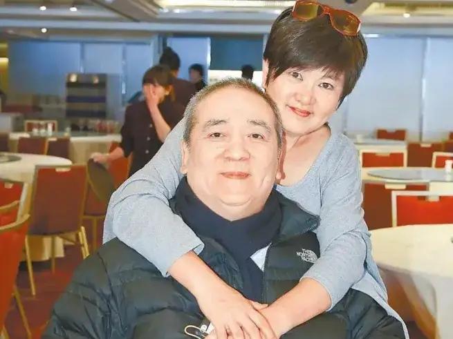 赵学煌走了，

他这一生最幸运的是遇到一位好老婆。

他的妻子蔡秋蓉，不离不弃陪