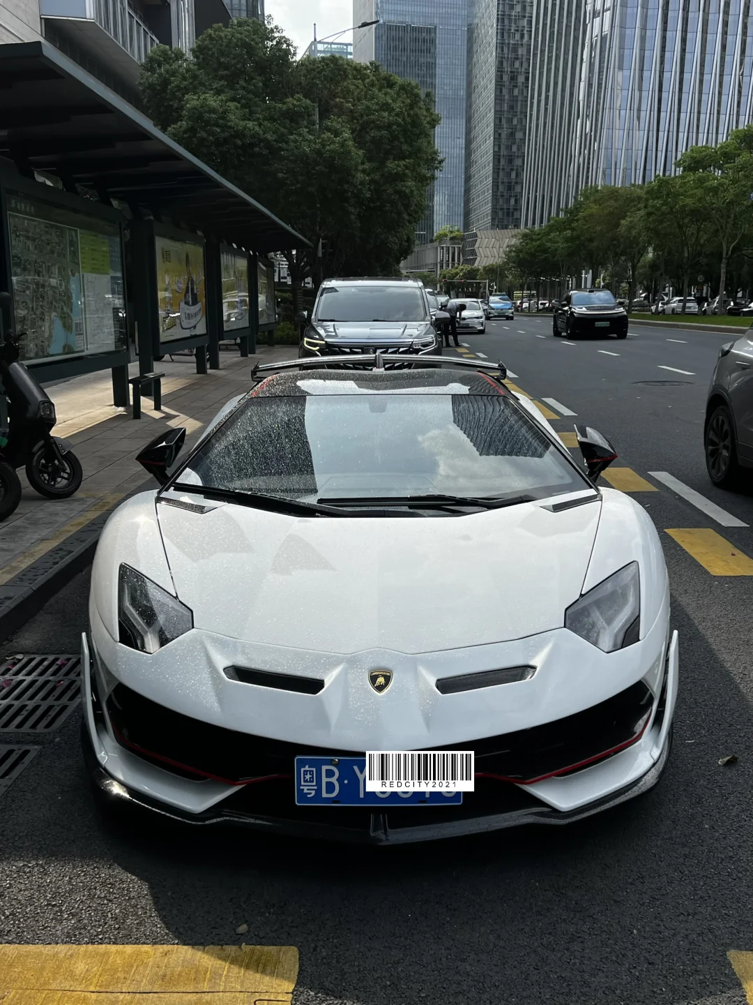 深圳湾万象城路边偶遇经典的兰博基尼大牛SVJ，战斗感十足，这颜值在过十年依旧不过