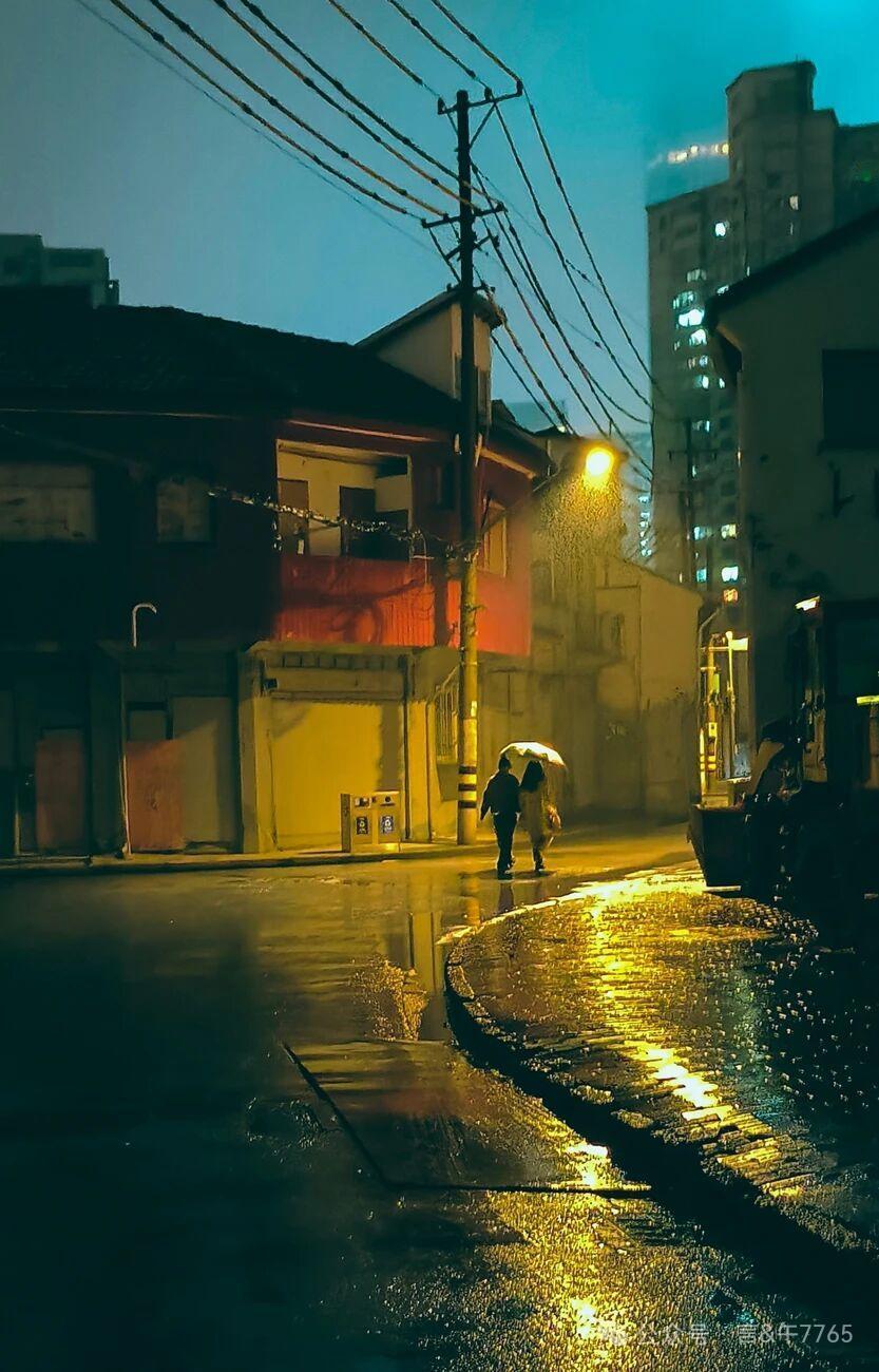 男女吃饭结账规律，饭店老板总结：
1、男付钱女不动，恋人。
2、男抢着付女微笑，