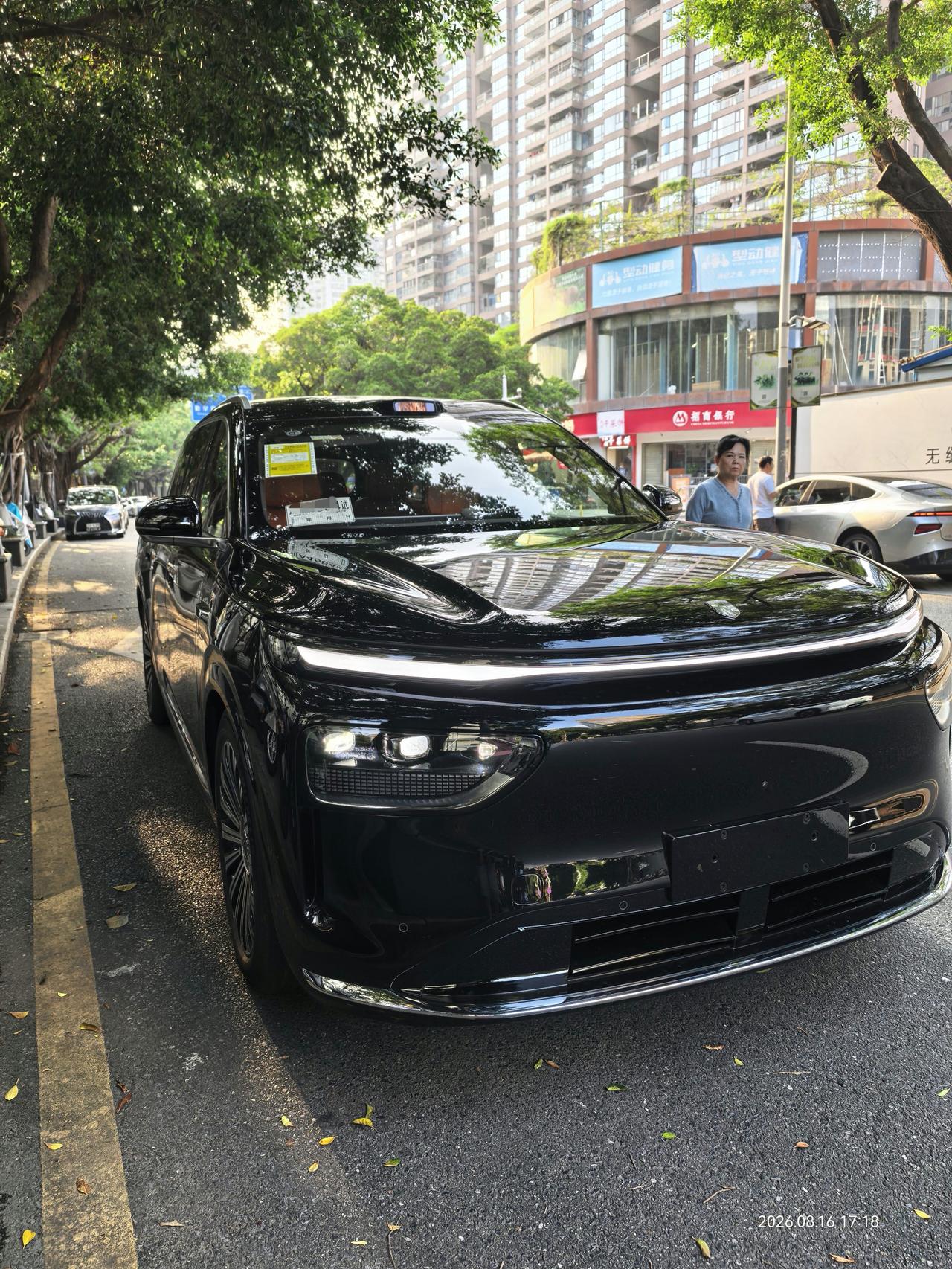 销售员带着2岁娃上班，还给我讲车，服务态度也好，看着很敬业也很不容易。

一瞬间
