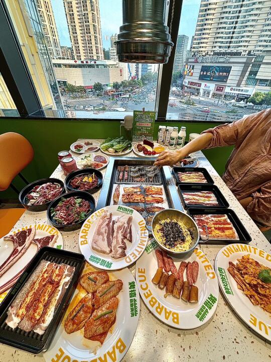 这家自助烤肉很抗打！