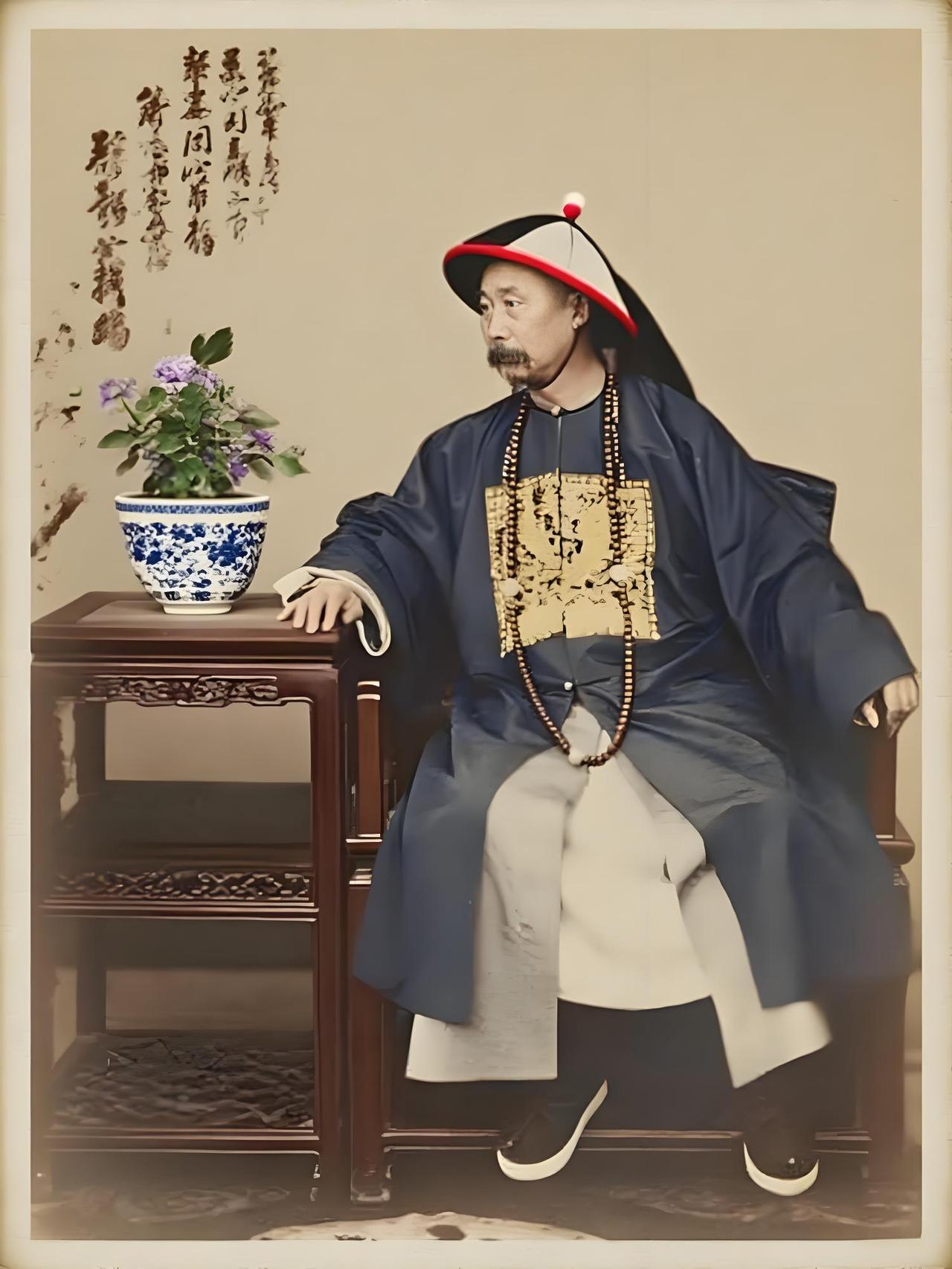 这是梁时泰于1878年（光绪四年）拍摄的李鸿章坐像。画面中，李鸿章身着清代官员的