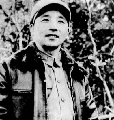 1951年，志愿军排长被13名美军包围，美军见他不断咳嗽，嘴角都咳出了血，顿时面