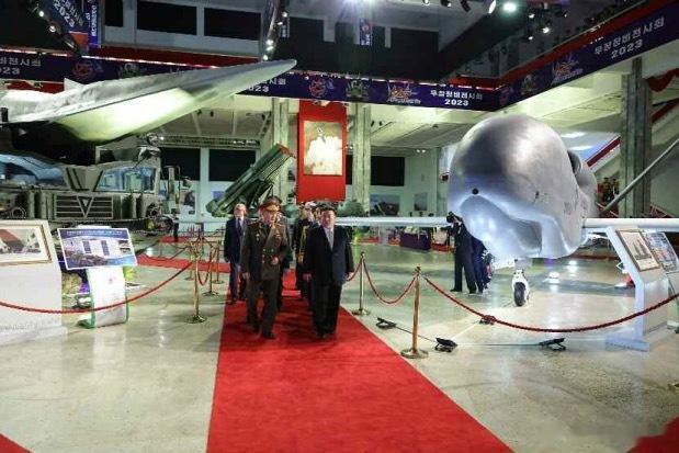 厉害啊，朝鲜都搞出来朝鲜版“全球鹰”大型无人机了？这外形不说与“全球鹰”十分相似