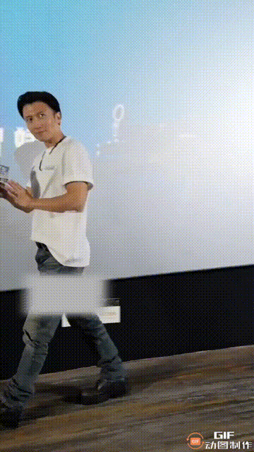 这还是林嘉欣吗？基本认不出来了！
多年未现身的45岁的林嘉欣和谢霆锋一同出席活动