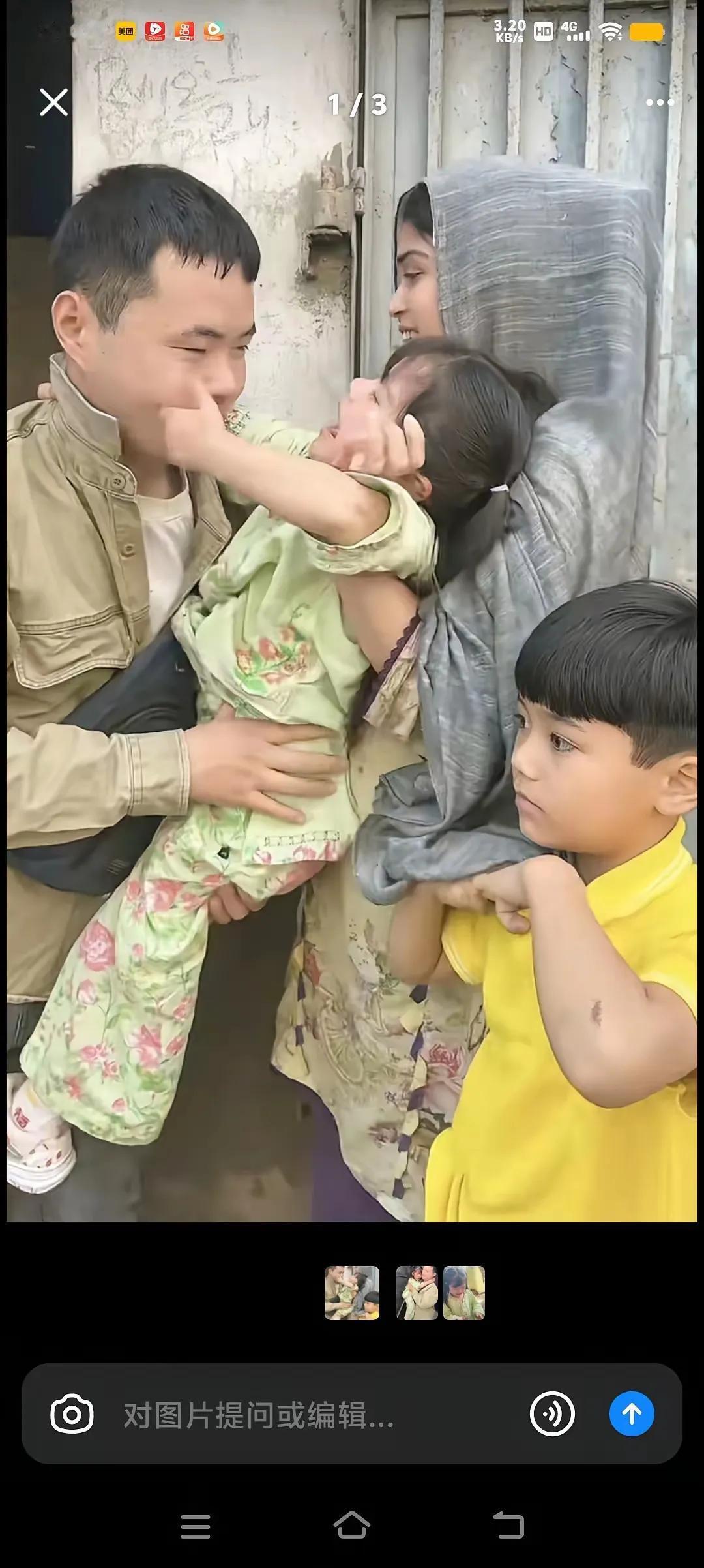 视频里:这个中国男人带着国外的妻子和自己的一对男女，回国了。
裹着头巾的母亲，还